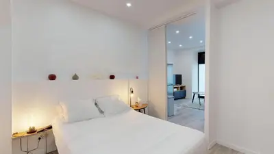 Un ou plusieurs lits dans un hébergement de l'établissement Luxurious and Cosy Apt in the center of Paris 14