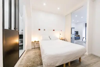 Un ou plusieurs lits dans un hébergement de l'établissement Luxurious and Cosy Apt in the center of Paris 14