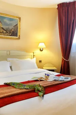 Un ou plusieurs lits dans un hébergement de l'établissement The Originals City Hotel Paix Republique