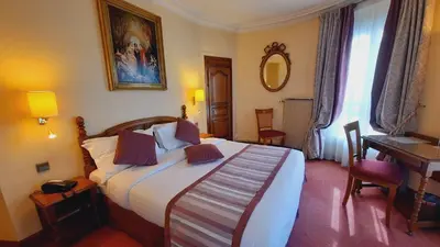 Un ou plusieurs lits dans un hébergement de l'établissement The Originals City Hotel Paix Republique