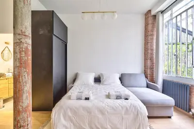 Un ou plusieurs lits dans un hébergement de l'établissement NEW Loft Apartment in the Heart of Paris - An Ecoloflat