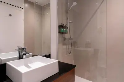 Salle de bains dans l'établissement Crowne Plaza Paris - Republique by IHG