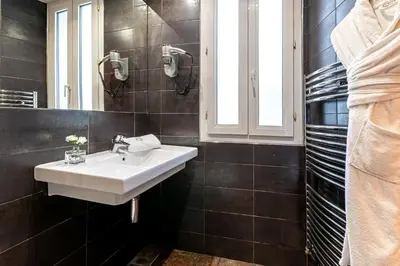 Salle de bains dans l'établissement Hotel Ariane Montparnasse by Patrick Hayat