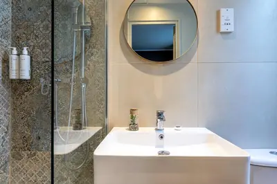 Salle de bains dans l'établissement Hotel Ariane Montparnasse by Patrick Hayat