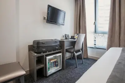 Télévision ou salle de divertissement dans l'établissement Hotel Paris Italie