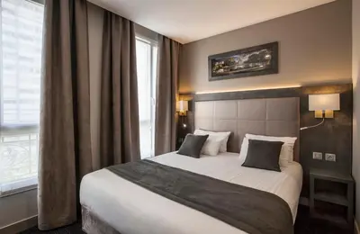 Un ou plusieurs lits dans un hébergement de l'établissement Hotel Paris Italie