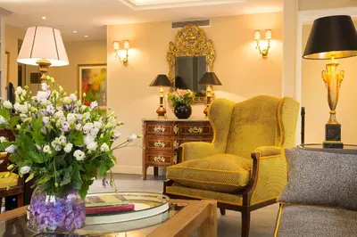 Coin salon dans l'établissement Hôtel Le Relais des Halles