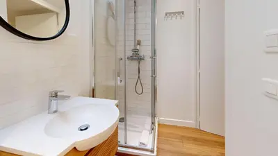Salle de bains dans l'établissement 135 Suite Franck - Charmant Studio à Paris