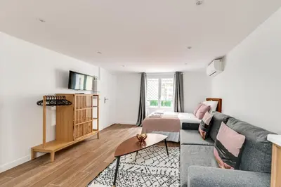 Télévision ou salle de divertissement dans l'établissement 136 Suite Harold - Superbe Appartement à Paris.