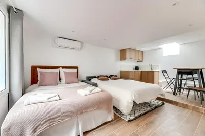 Un ou plusieurs lits dans un hébergement de l'établissement 136 Suite Harold - Superbe Appartement à Paris.