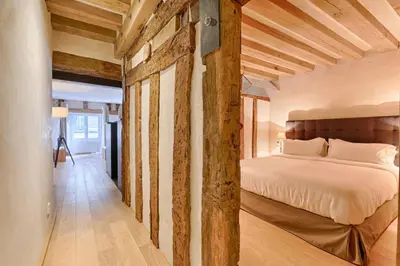 Un ou plusieurs lits dans un hébergement de l'établissement Luxurious & Design Flat 2BR/8P- Boulevard Saint Germain