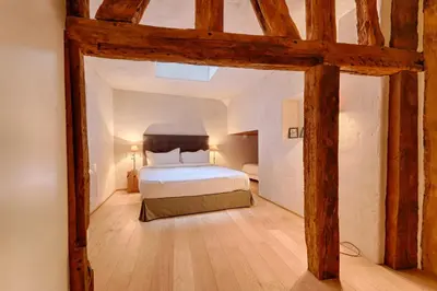 Un ou plusieurs lits dans un hébergement de l'établissement Luxurious & Design Flat 2BR/8P- Boulevard Saint Germain