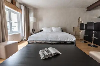 Un ou plusieurs lits dans un hébergement de l'établissement Luxurious & Design Flat 2BR/8P- Boulevard Saint Germain