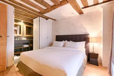 Un ou plusieurs lits dans un hébergement de l'établissement Outstanding Luxury Flat 4P-Boulevard Saint Germain