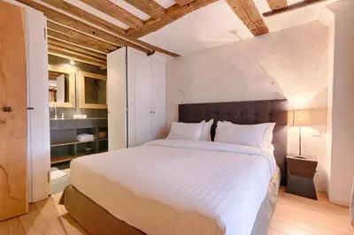 Un ou plusieurs lits dans un hébergement de l'établissement Outstanding Luxury Flat 4P-Boulevard Saint Germain