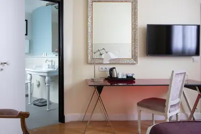 Télévision ou salle de divertissement dans l'établissement Le 123 Elysees - Astotel