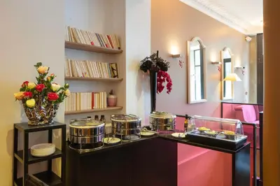 Bibliothèque dans l'hôtel