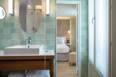 Salle de bains dans l'établissement Hôtel des Champs-Elysées