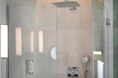 Salle de bains dans l'établissement Hôtel des Champs-Elysées