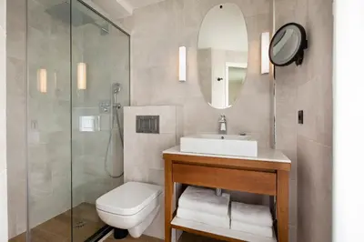 Salle de bains dans l'établissement Hôtel des Champs-Elysées