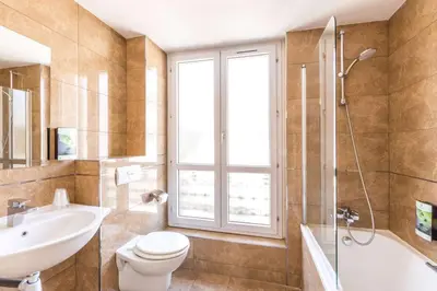 Salle de bains dans l'établissement Sure Hotel by Best Western Paris Gare du Nord