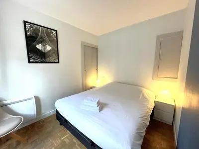 Un ou plusieurs lits dans un hébergement de l'établissement Central & functional apartment at Châtelet