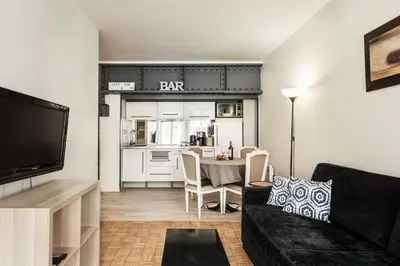 Cuisine ou kitchenette dans l'établissement Central & functional apartment at Châtelet