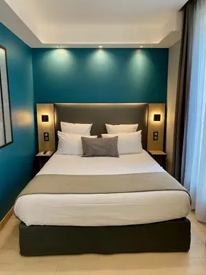 Un ou plusieurs lits dans un hébergement de l'établissement Grand Hôtel Clichy Paris