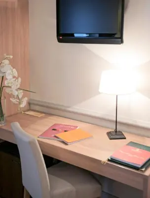 Télévision ou salle de divertissement dans l'établissement Apollinaire