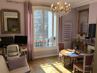 Télévision ou salle de divertissement dans l'établissement Gobelins