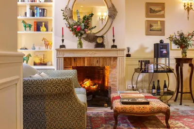 Coin salon dans l'établissement Le Relais Montmartre