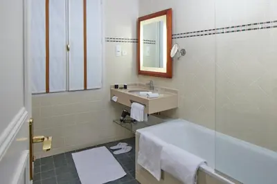 Salle de bains dans l'établissement Le Relais Montmartre
