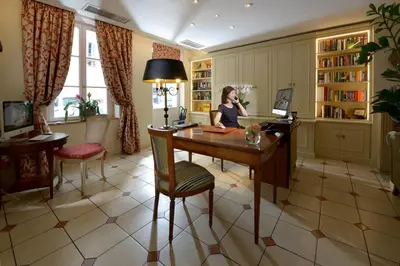 Coin salon dans l'établissement Le Relais Montmartre