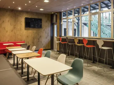 Télévision ou salle de divertissement dans l'établissement ibis Levallois Perret