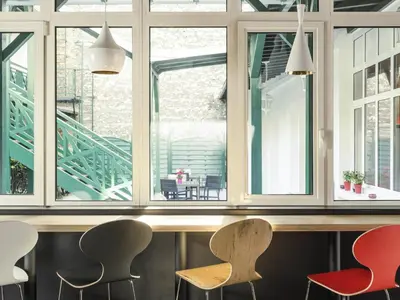Coin salon dans l'établissement ibis Levallois Perret