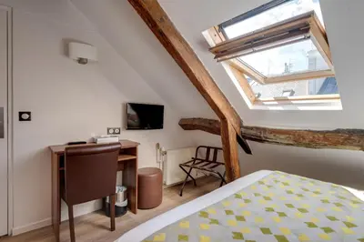 Télévision ou salle de divertissement dans l'établissement Hotel Chabrol Opera