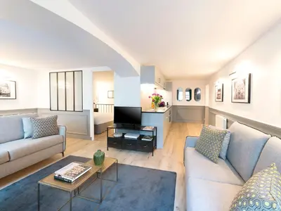 Coin salon dans l'établissement LivinParis - Luxury AC 4 Bedrooms Le Louvre I