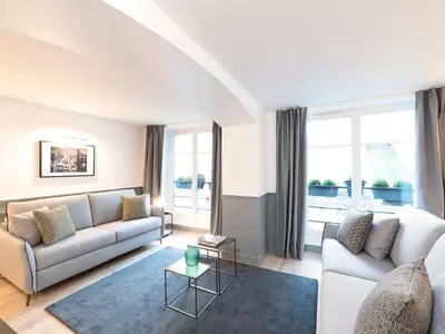 Coin salon dans l'établissement LivinParis - Luxury AC 4 Bedrooms Le Louvre I