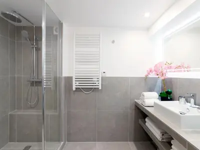 Salle de bains dans l'établissement LivinParis - Luxury AC 4 Bedrooms Le Louvre I