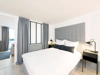 Un ou plusieurs lits dans un hébergement de l'établissement LivinParis - Luxury AC 4 Bedrooms Le Louvre I
