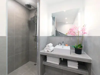 Salle de bains dans l'établissement LivinParis - Luxury AC 4 Bedrooms Le Louvre I