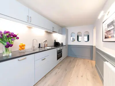 Cuisine ou kitchenette dans l'établissement LivinParis - Luxury AC 4 Bedrooms Le Louvre I