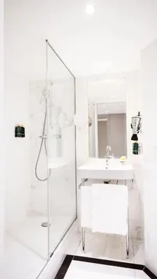 Salle de bains dans l'établissement Residhome Paris Opéra
