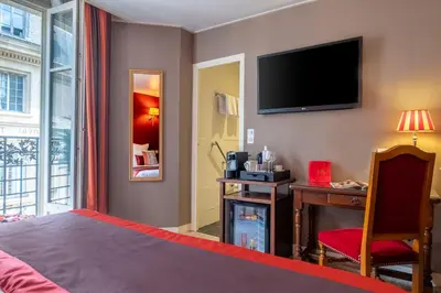 Télévision ou salle de divertissement dans l'établissement Hotel Trianon Rive Gauche