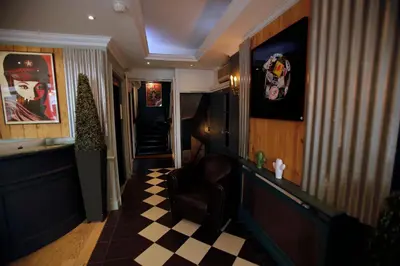 Télévision ou salle de divertissement dans l'établissement Hôtel Etoile Trocadéro