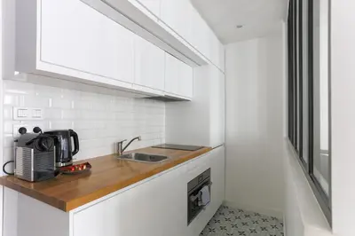 Cuisine ou kitchenette dans l'établissement Eiffel Tower Royal Apartment