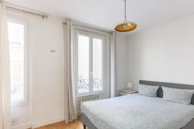 Un ou plusieurs lits dans un hébergement de l'établissement Eiffel Tower Royal Apartment