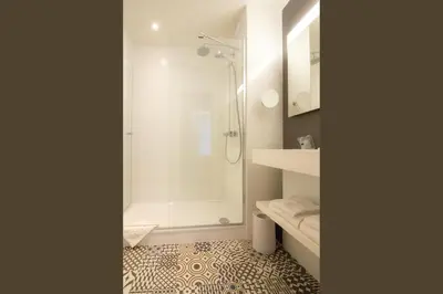 Salle de bains dans l'établissement La Regence