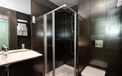 Salle de bains dans l'établissement Hôtel Le Fabe