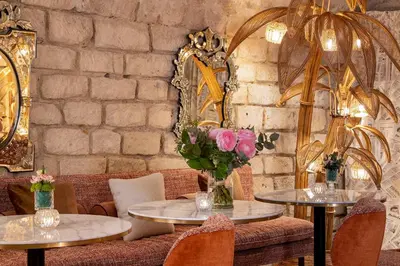 Coin salon dans l'établissement Hôtel Des Marronniers